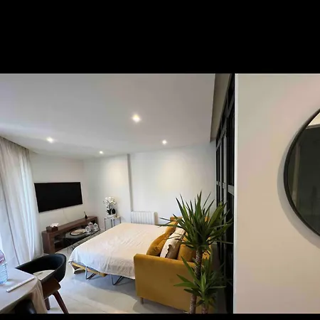 Deux. Pieces Face A La Scene. Appartement