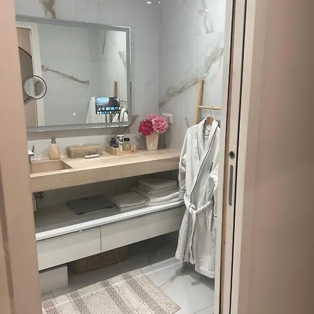 Deux. Pièces Face à La Scène. Appartamento